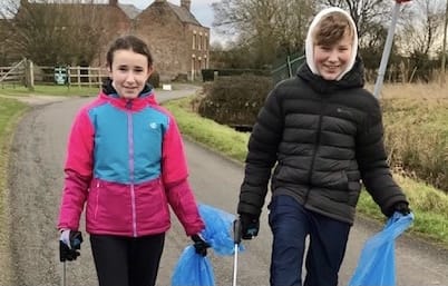 Students cleans up litter to help wildlife