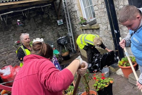 B&Q Volunteers Support YMCA Weston