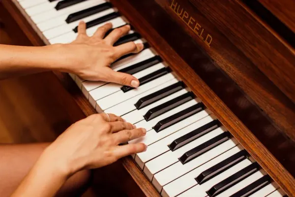 4-Year-Old piano prodigy stuns crowds